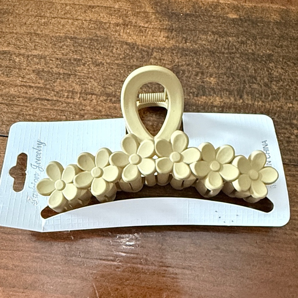 Floral Cream Flower Jaw Clip